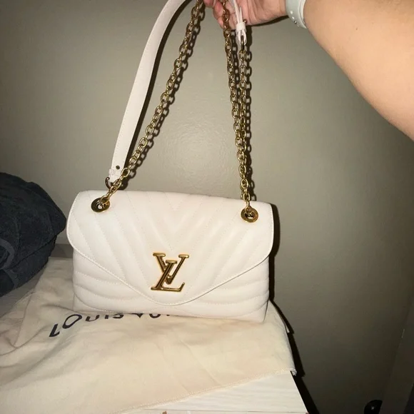 Louis Vuitton New Wave GM Chain Bag in Cream - Picture 7 of 16